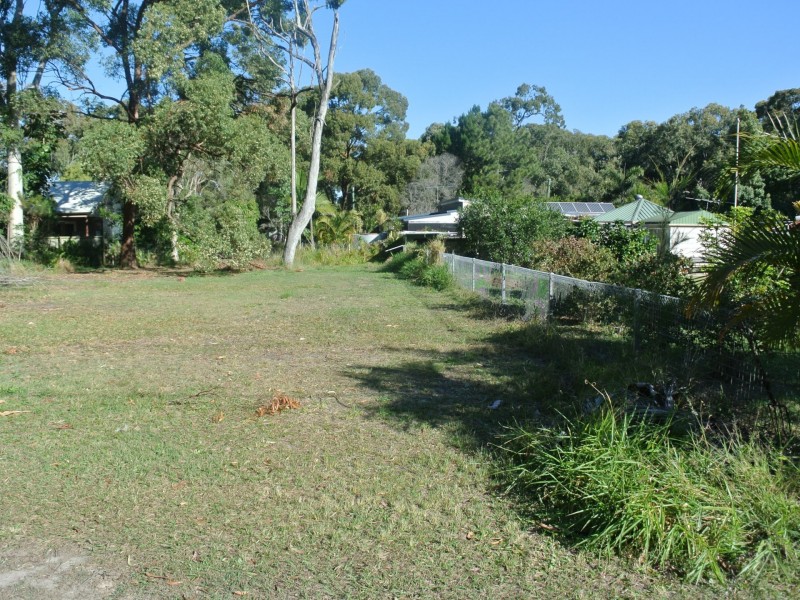 6 Noon Muckle Street, Macleay Island QLD 4184