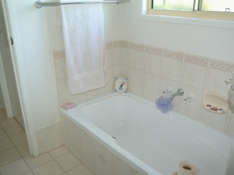 6 Betty Street, Macleay Island QLD 4184