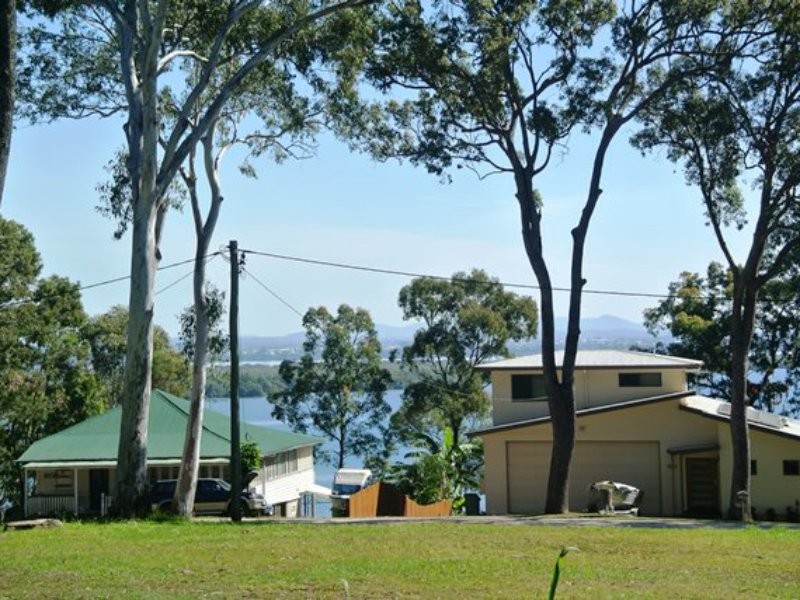 17 High Central Road, Macleay Island QLD 4184