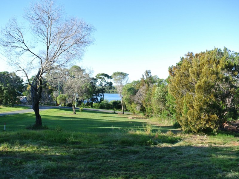 30 Pelican Street, Macleay Island QLD 4184