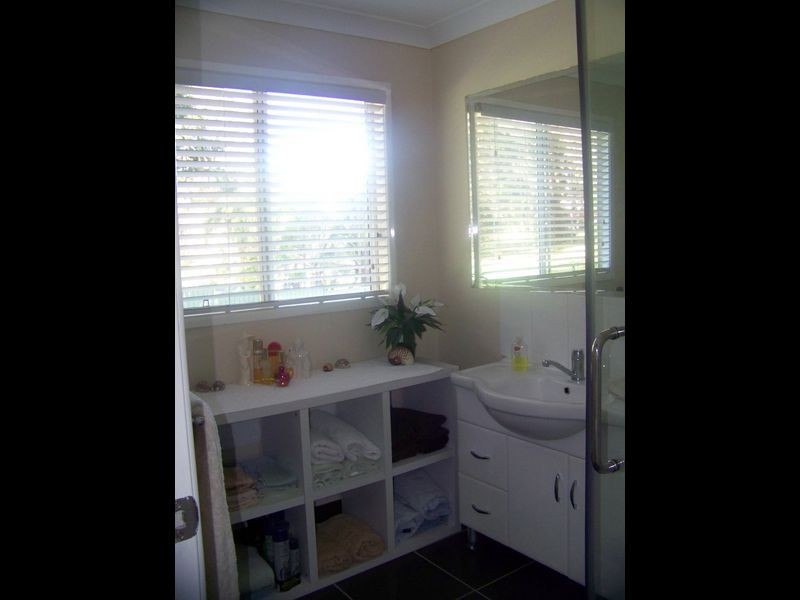 12 Tukkeri St, Macleay Island QLD 4184