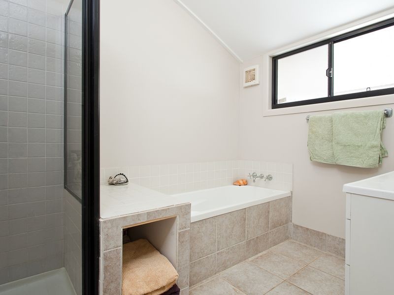 9 Helen Parade, Lamb Island QLD 4184