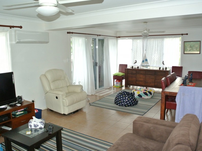 27 Oomool Street, Macleay Island QLD 4184