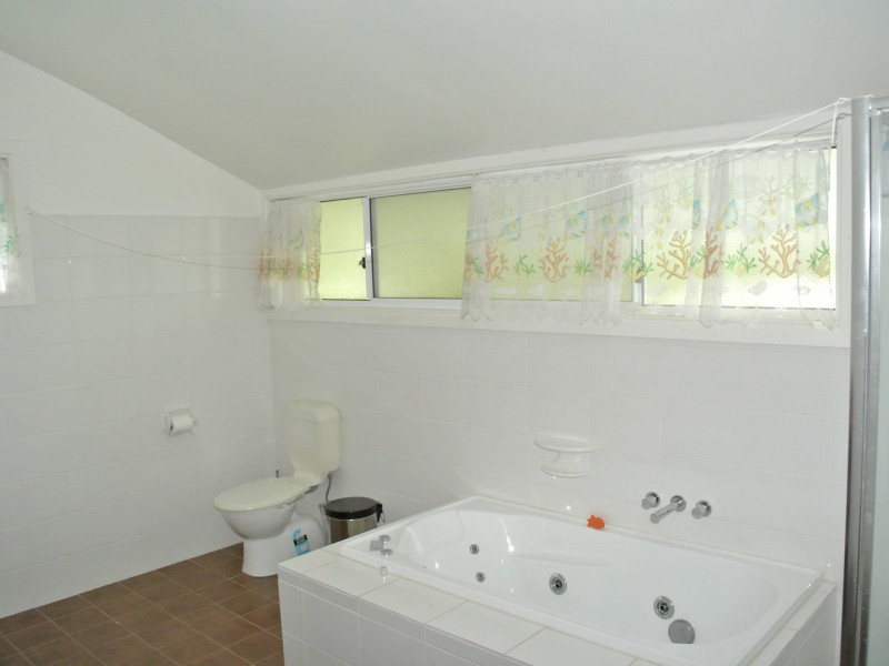 27 Oomool Street, Macleay Island QLD 4184