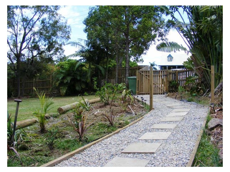 2 Alistair Crt, Macleay Island QLD 4184