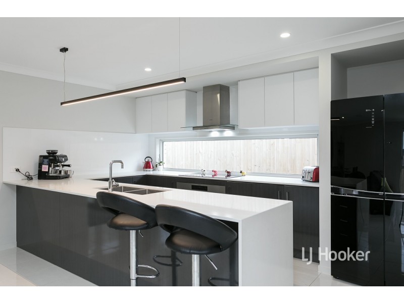 4 Valleygreen Close, Redland Bay QLD 4165