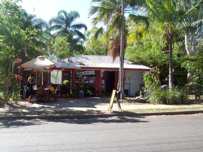 6-8 LUCAS DR, Lamb Island QLD 4184