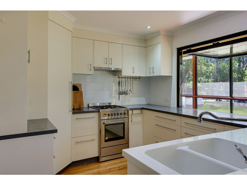 3 HELEN PARADE, Lamb Island QLD 4184