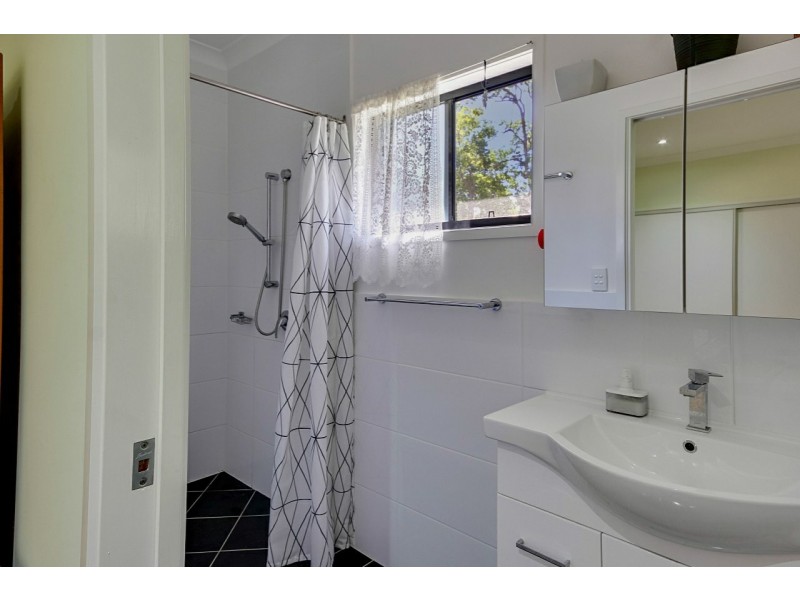 3 HELEN PARADE, Lamb Island QLD 4184