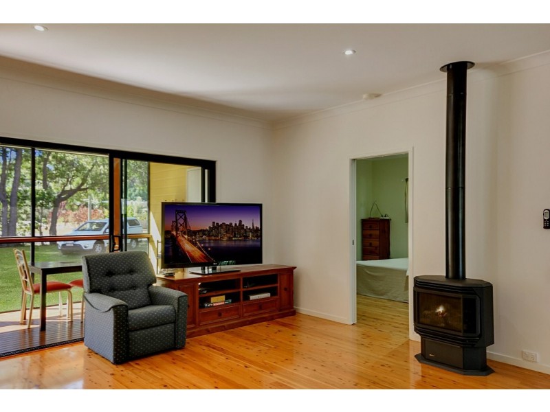 3 HELEN PARADE, Lamb Island QLD 4184