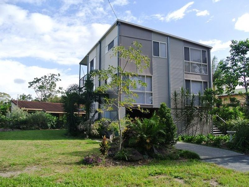 34 Eatbourne Tce, Macleay Island QLD 4184