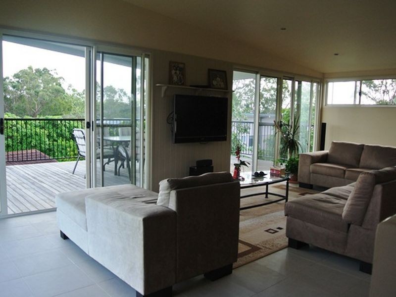 34 Eatbourne Tce, Macleay Island QLD 4184