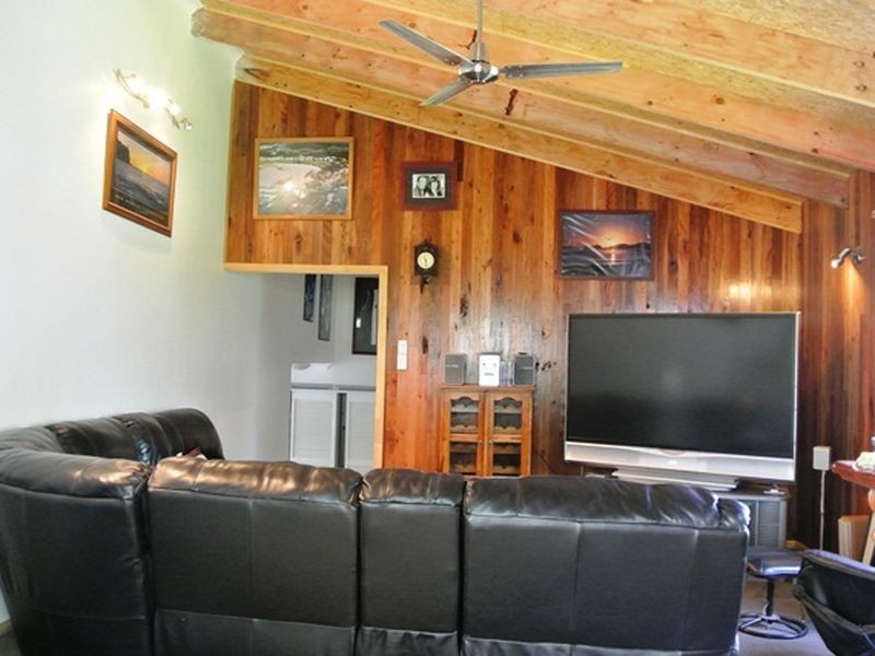 18 Waterside Dve, Macleay Island QLD 4184