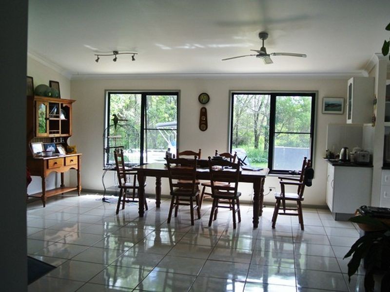 18 Waterside Dve, Macleay Island QLD 4184
