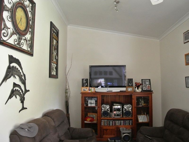 18 Waterside Dve, Macleay Island QLD 4184