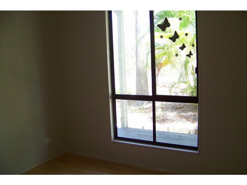 10 Peace St, Lamb Island QLD 4184