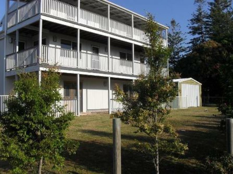 16 Curlew Street, Macleay Island QLD 4184