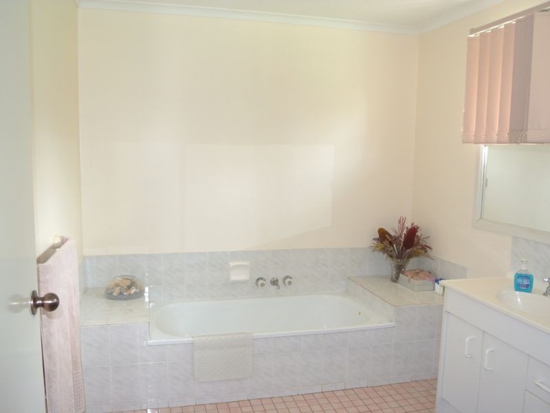 33 Charles Tce, Macleay Island QLD 4184