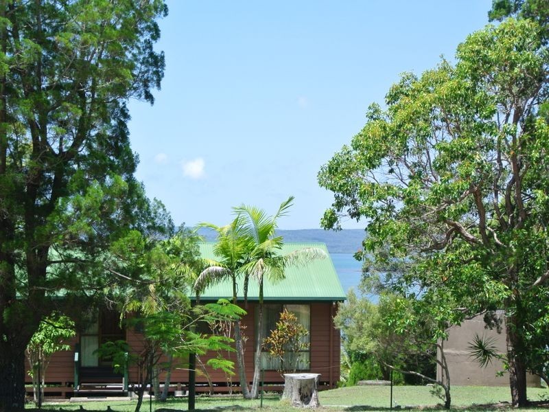 18 Weeroona Ave, Macleay Island QLD 4184