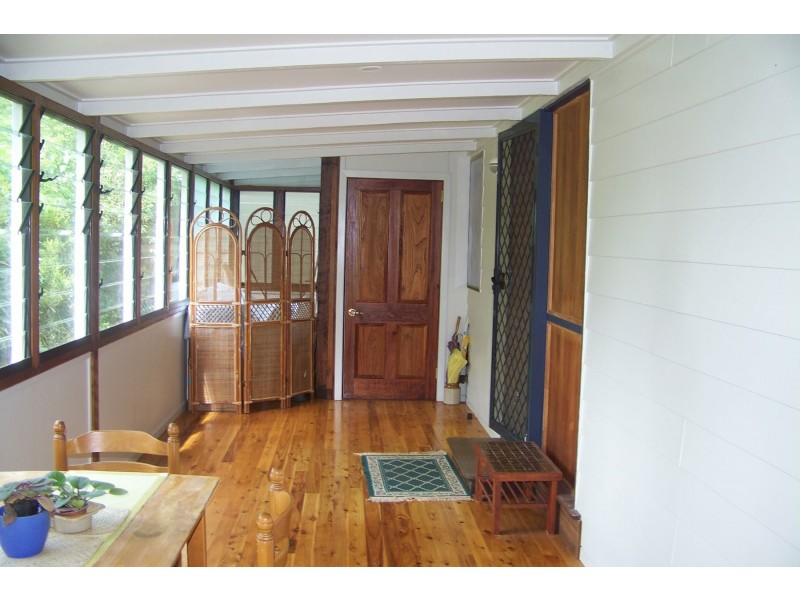 6-8 PINE AV, Lamb Island QLD 4184