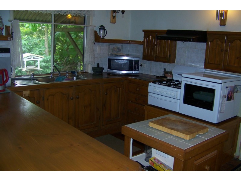 6-8 PINE AV, Lamb Island QLD 4184