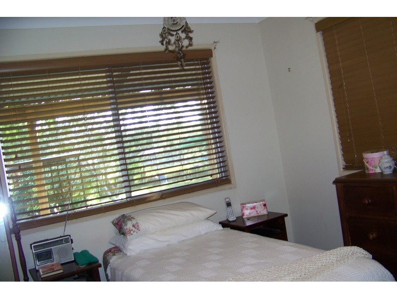 6-8 PINE AV, Lamb Island QLD 4184