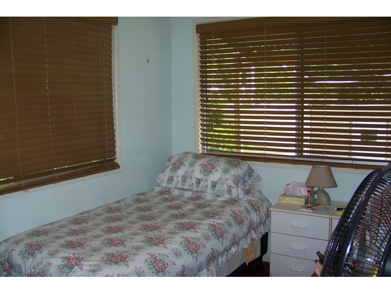 6-8 PINE AV, Lamb Island QLD 4184