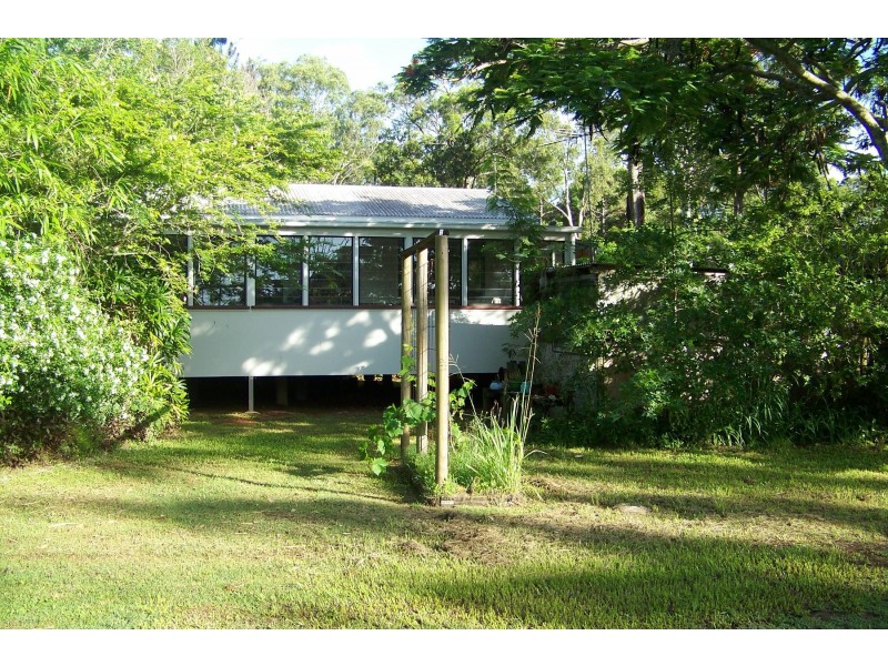 6-8 PINE AV, Lamb Island QLD 4184