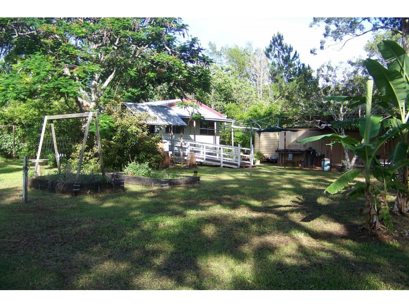 6-8 PINE AV, Lamb Island QLD 4184