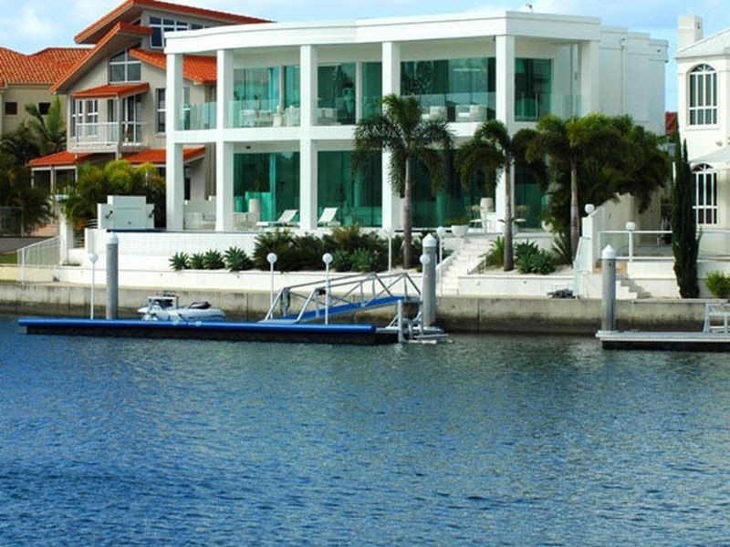 23 Queen Guineveres Place, Sovereign Islands QLD 4216