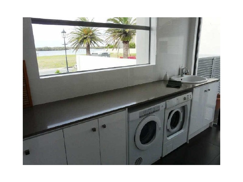 Sovereign Islands QLD 4216