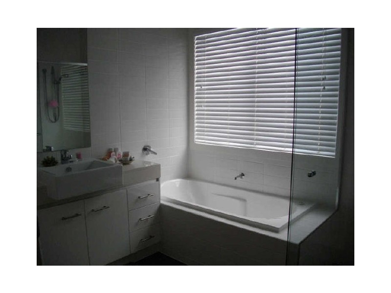 8 Tecona Avenue, Hollywell QLD 4216