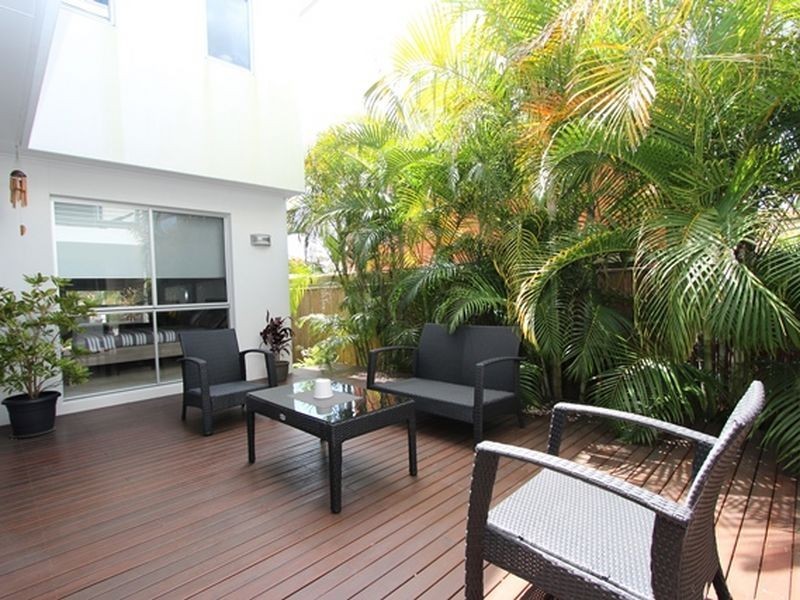 2/22 Eider Avenue, Paradise Point QLD 4216