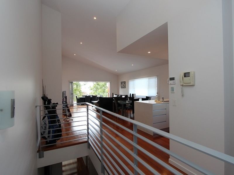 2/22 Eider Avenue, Paradise Point QLD 4216