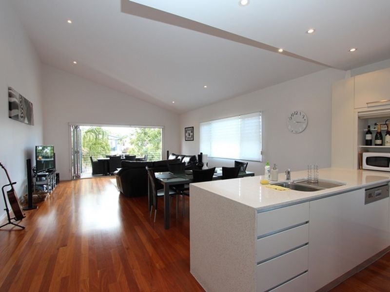 2/22 Eider Avenue, Paradise Point QLD 4216