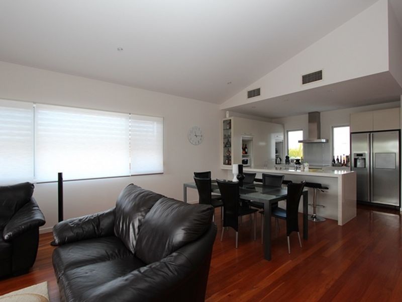 2/22 Eider Avenue, Paradise Point QLD 4216