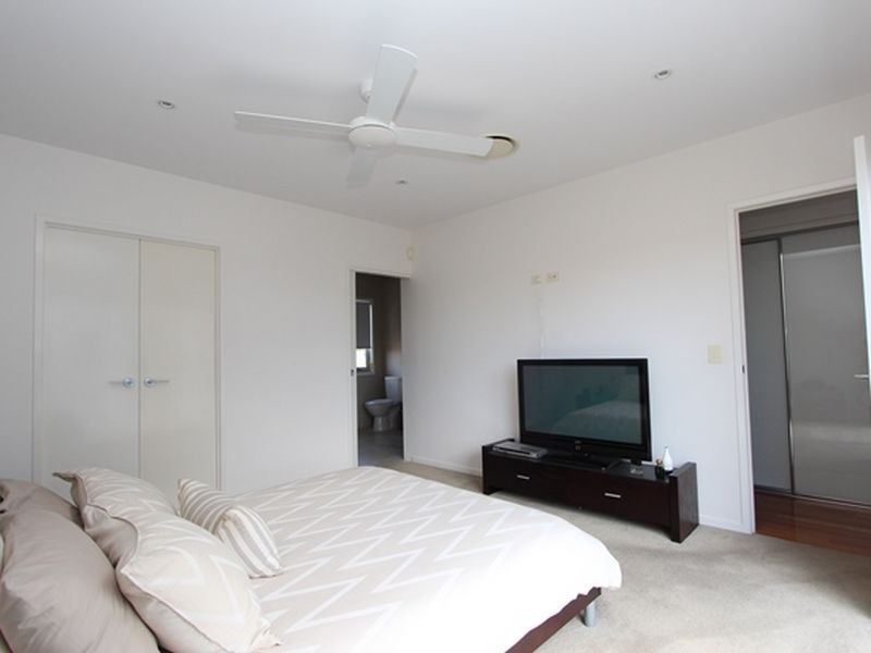 2/22 Eider Avenue, Paradise Point QLD 4216