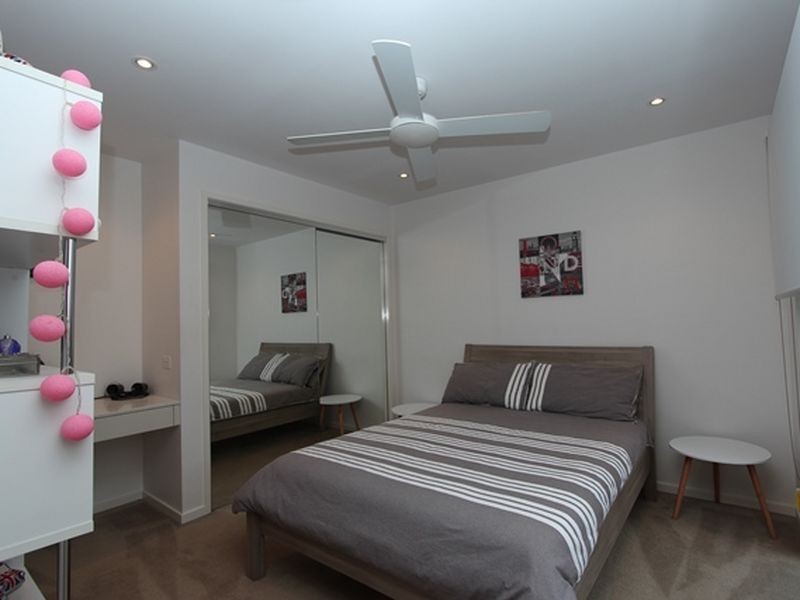 2/22 Eider Avenue, Paradise Point QLD 4216