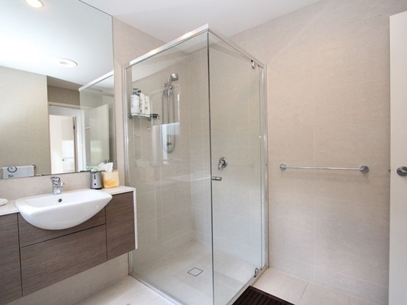 2/22 Eider Avenue, Paradise Point QLD 4216