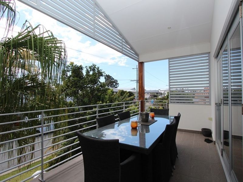 2/22 Eider Avenue, Paradise Point QLD 4216