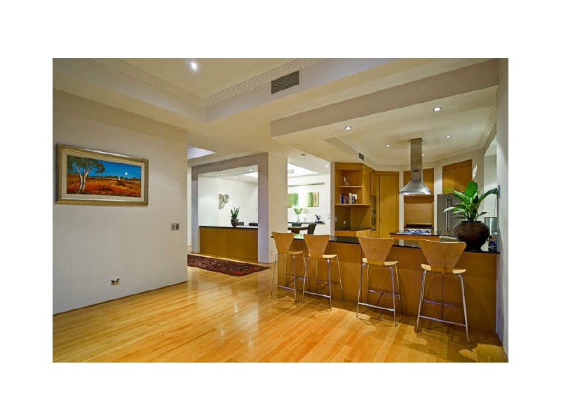 41 King Arthurs Court, Paradise Point QLD 4216