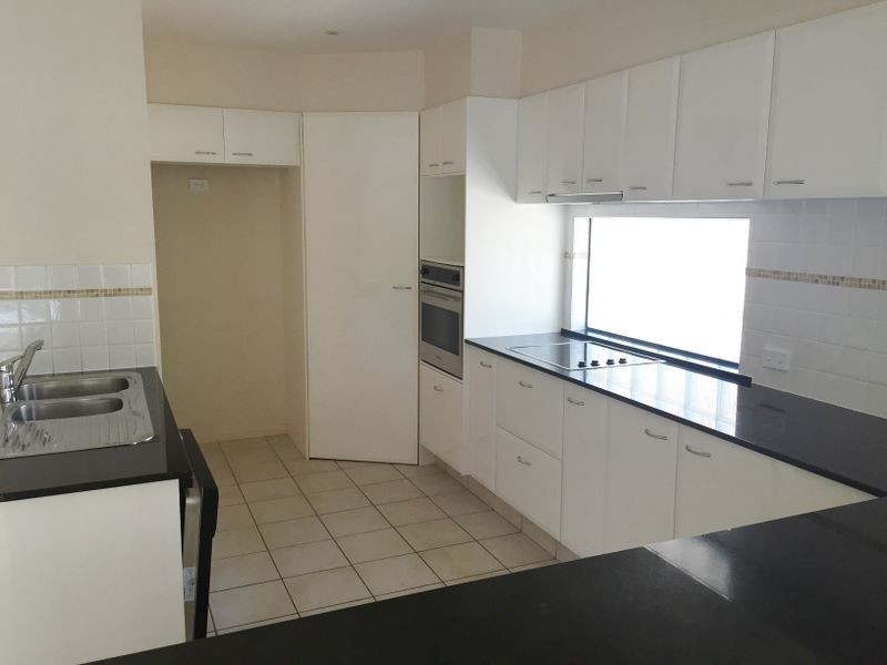 1/8 Drake Avenue, Paradise Point QLD 4216