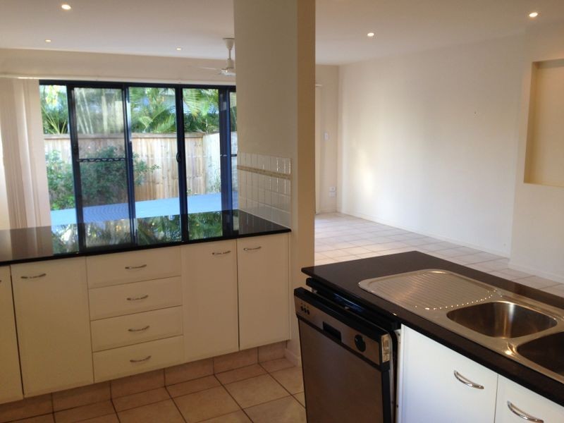 1/8 Drake Avenue, Paradise Point QLD 4216