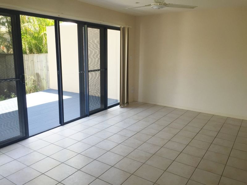 1/8 Drake Avenue, Paradise Point QLD 4216