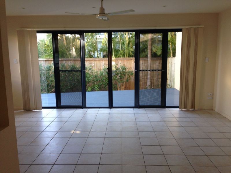 1/8 Drake Avenue, Paradise Point QLD 4216