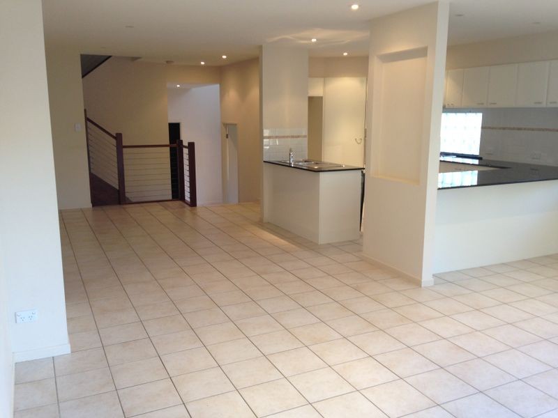 1/8 Drake Avenue, Paradise Point QLD 4216