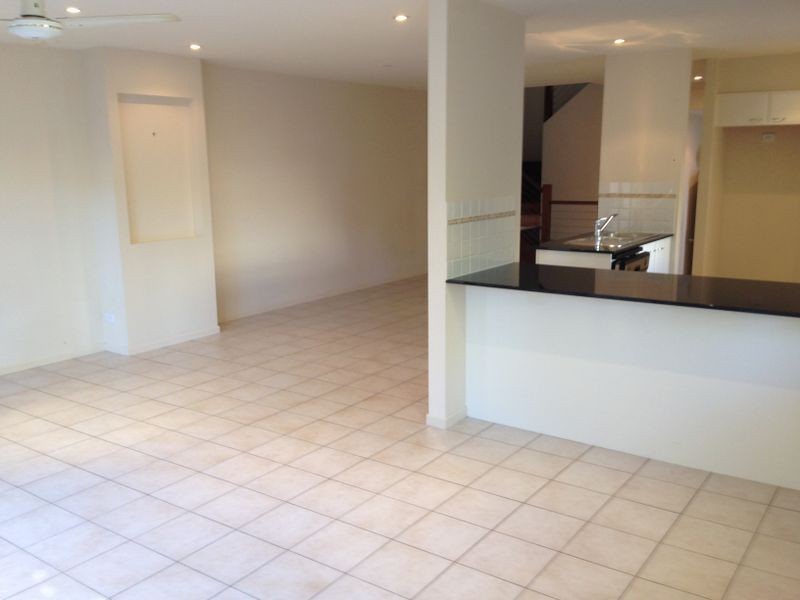 1/8 Drake Avenue, Paradise Point QLD 4216