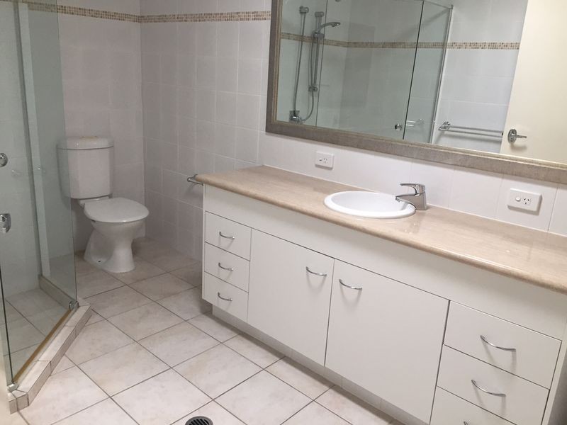 1/8 Drake Avenue, Paradise Point QLD 4216