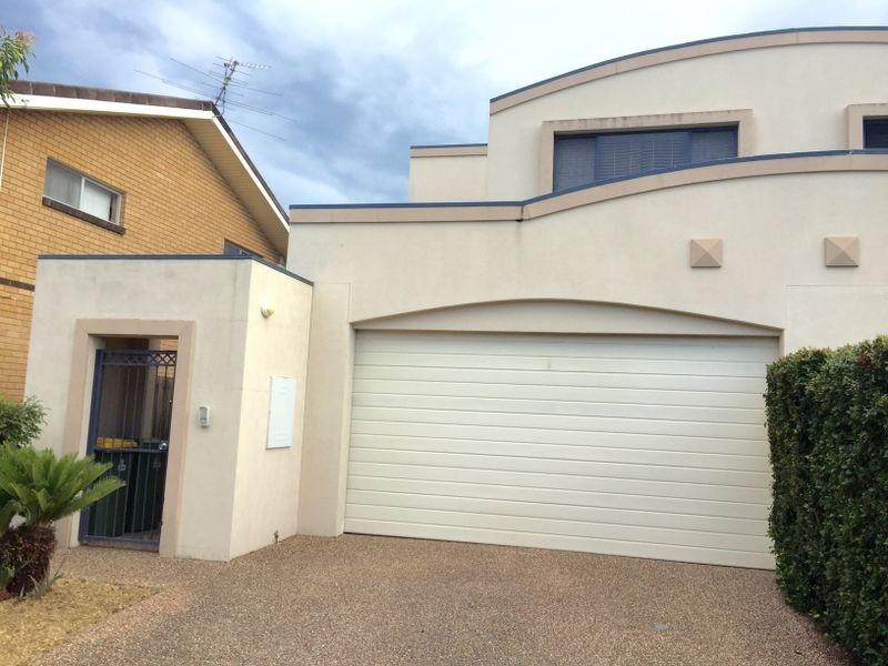 1/8 Drake Avenue, Paradise Point QLD 4216