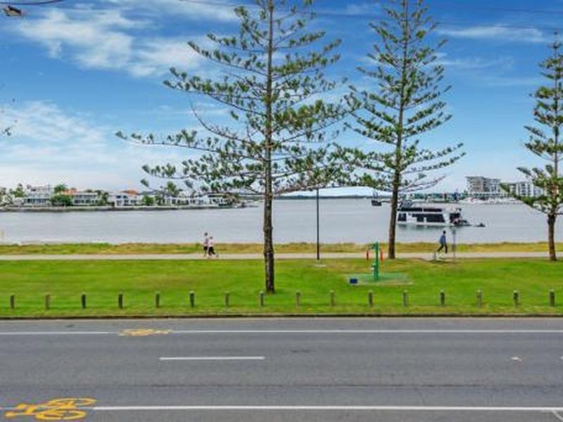 1/8 Drake Avenue, Paradise Point QLD 4216